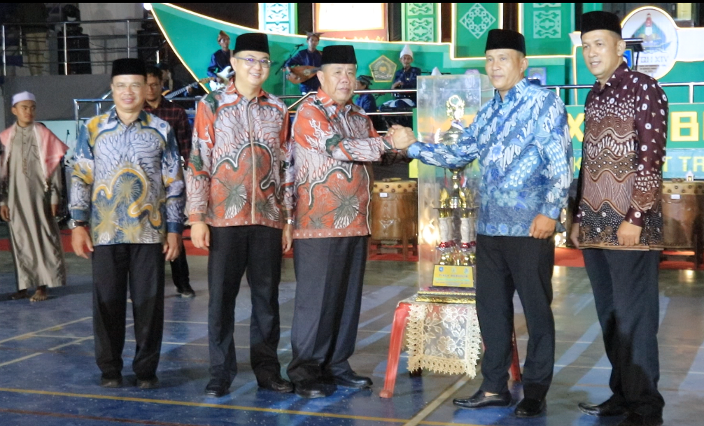 Penyerahan Piala Juara 1 Umum ke Kabupaten Bangka Barat. (Ynr)