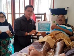 Peduli Sosial, PT Timah Tbk Serahkan Bantuan Biaya Pengobatan Warga Desa Pamak Karimun