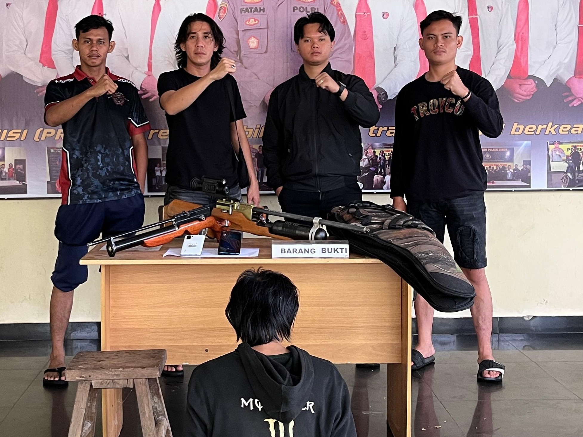 Jajaran Unit Reskrim Polsek Jebus, amankan terduga pelaku pencurian di Puput, Parittiga, Bangka Barat. (Humas/Polres Bangka Barat).