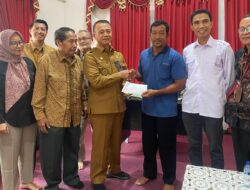 Wabup Bangka Serahkan Bantuan untuk Mahasiswa Stisipol Pahlawan 12