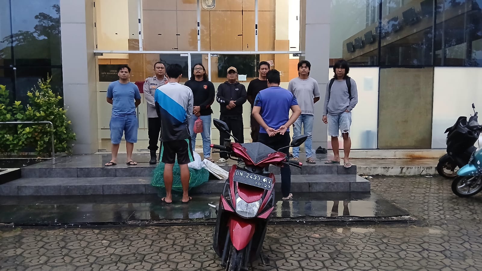 Diduga Pelaku Pencuri Udang diringkus Polsek Mentok. (Ist)