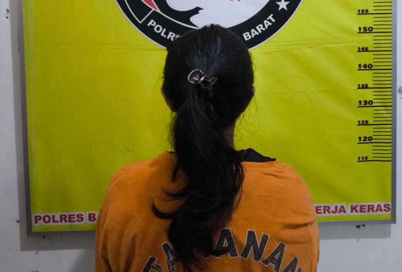 Caption : Wanita berinisial KT (27) diamankan Polisi. Diduga simpan narkotika jenis sabu di kontrakannya. (Ist/Humas Polres Bangka Barat)