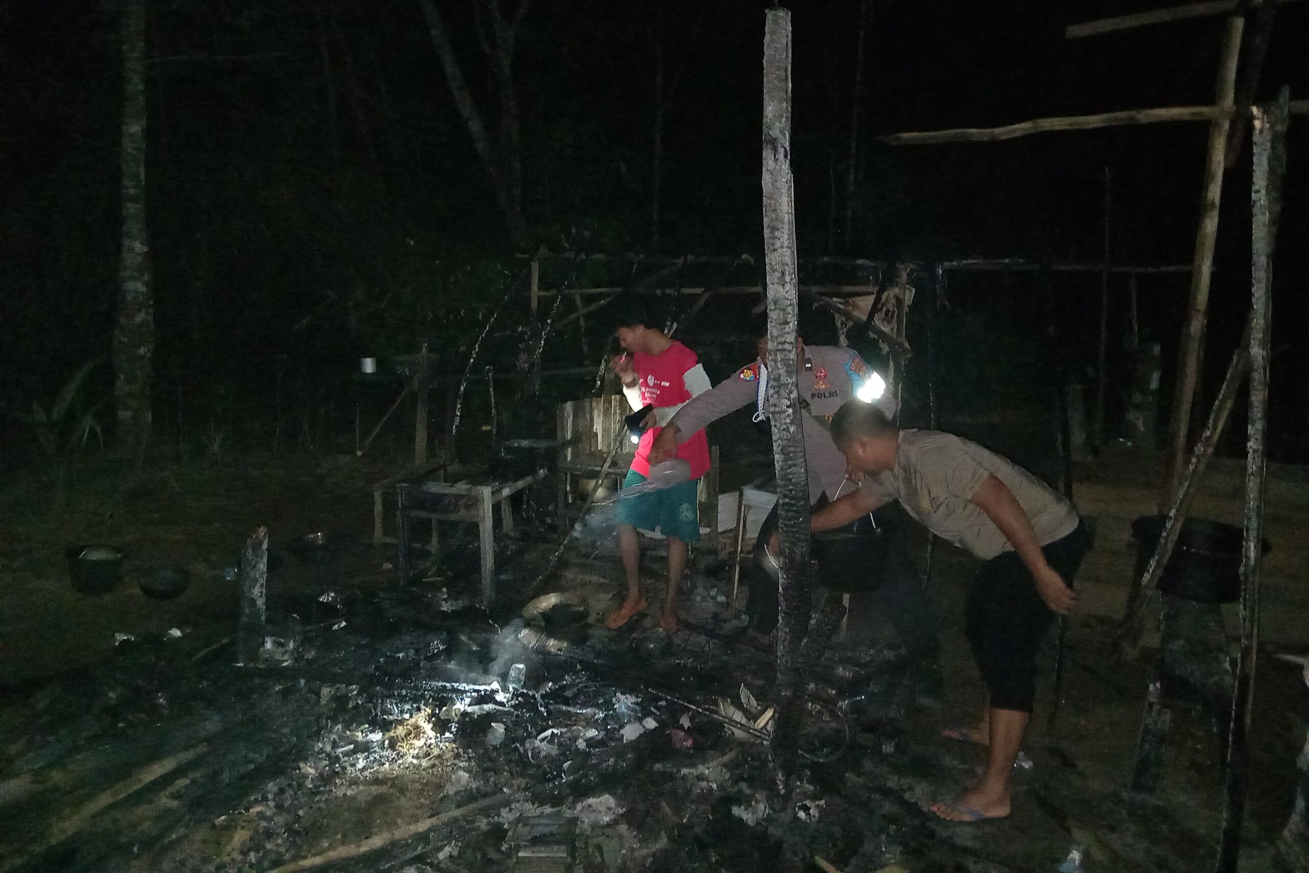 Caption : Rumah milik warga Desa Pangek, Kecamatan Simpang Teritip, Kabupaten Bangka Barat, terbakar, pada Senin (12/1/2026) sekitar pukul 19.00 WIB. (Ist/Humas Polres Bangka Barat)
