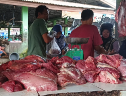 Daya Beli Turun, Lapak Daging Sapi Pasar Mentok Lengang
