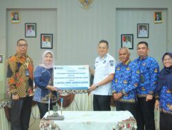 Bank Mandiri Serahkan Ambulans TJSL untuk RSUD Sejiran Setason