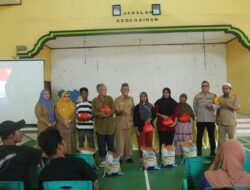 Wabup Bangka Barat Serahkan Paket Sembako Bersubsidi di Kelapa