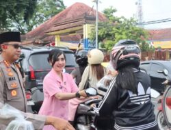 Momen Kapolresta Pangkalpinang Bagi-bagi Takjil untuk Warga dan Pengendara