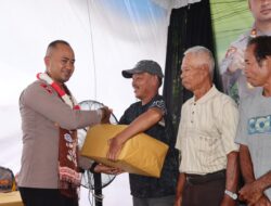 Kunjungan ke Polsek Jebus, Kapolres Bangka Barat Salurkan Bantuan Sosial ke Warga