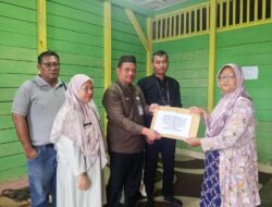 Wakili Gubernur Hidayat, Pj Sekda Fery Antar Langsung Santunan ASN Peduli Babel ke Keluarga Almarhum Sigit