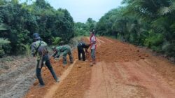 Semangat Gotong Royong, Satgas TMMD ke-127 Kodim 0432/Basel dan Warga Bersihkan Akses Penghubung Desa