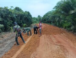 Semangat Gotong Royong, Satgas TMMD ke-127 Kodim 0432/Basel dan Warga Bersihkan Akses Penghubung Desa
