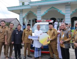 Dukung Kegiatan Sosial dan Keagamaan, Gubernur Hidayat Serahkan Ambulans untuk Warga Desa Kemingking