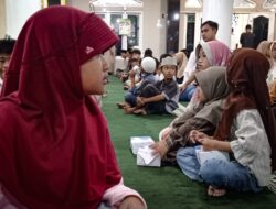 Momen Safari Ramadhan Bupati Bangka di Sungailiat, Santuni Nelayan dan Anak Yatim