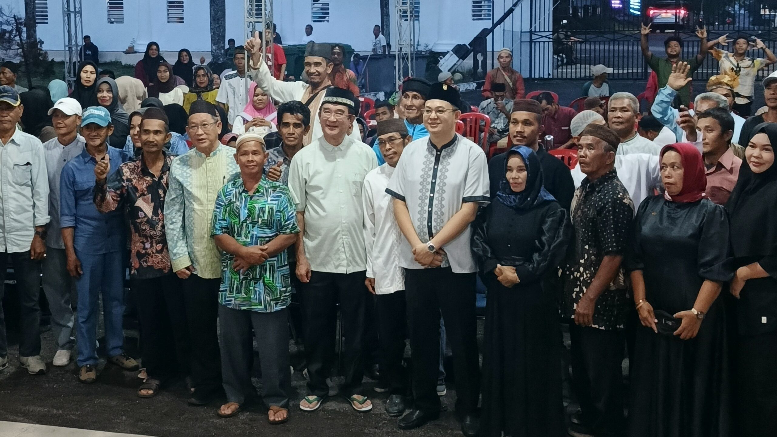 Rudianto Tjen, buka puasa bersama masyarakat di Kecamatan Mentok, Kabupaten Bangka Barat. (Babelhits.com/Ura)