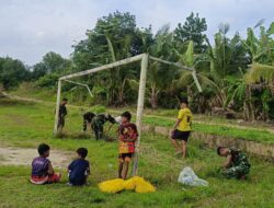 Satgas TMMD Kodim 0432/Basel Kebut Pemasangan Jaring Gawang dan Pengecatan Tribun Sepak Bola Desa Penutuk