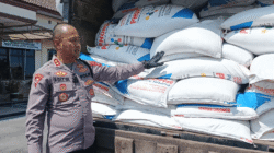 Kapolres Bangka Barat, AKBP Pradana Aditya Nugraha, memeriksa barang bukti pupuk bersubsidi yang diamankan. (Babelhits.com/**)
