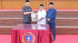 Caption : Ketua DPRD Bangka Barat, Badri Syamsu menyerah LKPJ kepada Bupati Bangka Barat, Markus, usai rapat Paripurna di Gedung Mahligai Betason II, Kantor DPRD Bangka Barat, Kamis (30/4/2026). (Babelhits.com/**)