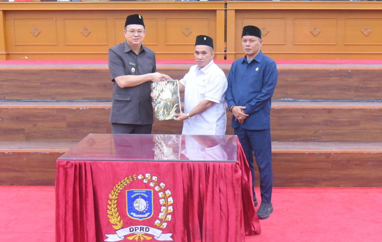 Caption : Ketua DPRD Bangka Barat, Badri Syamsu menyerah LKPJ kepada Bupati Bangka Barat, Markus, usai rapat Paripurna di Gedung Mahligai Betason II, Kantor DPRD Bangka Barat, Kamis (30/4/2026). (Babelhits.com/**)