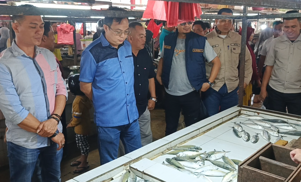 Menjelang Iduladha 1447 H, Bupati Bangka Barat, Markus sidak harga di Pasar Parittiga, Sabtu (23/5/2026).