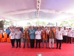 Pasang Life Jacket ke Nelayan, Gubernur Hidayat Arsani Tekankan Budaya Siaga Bencana