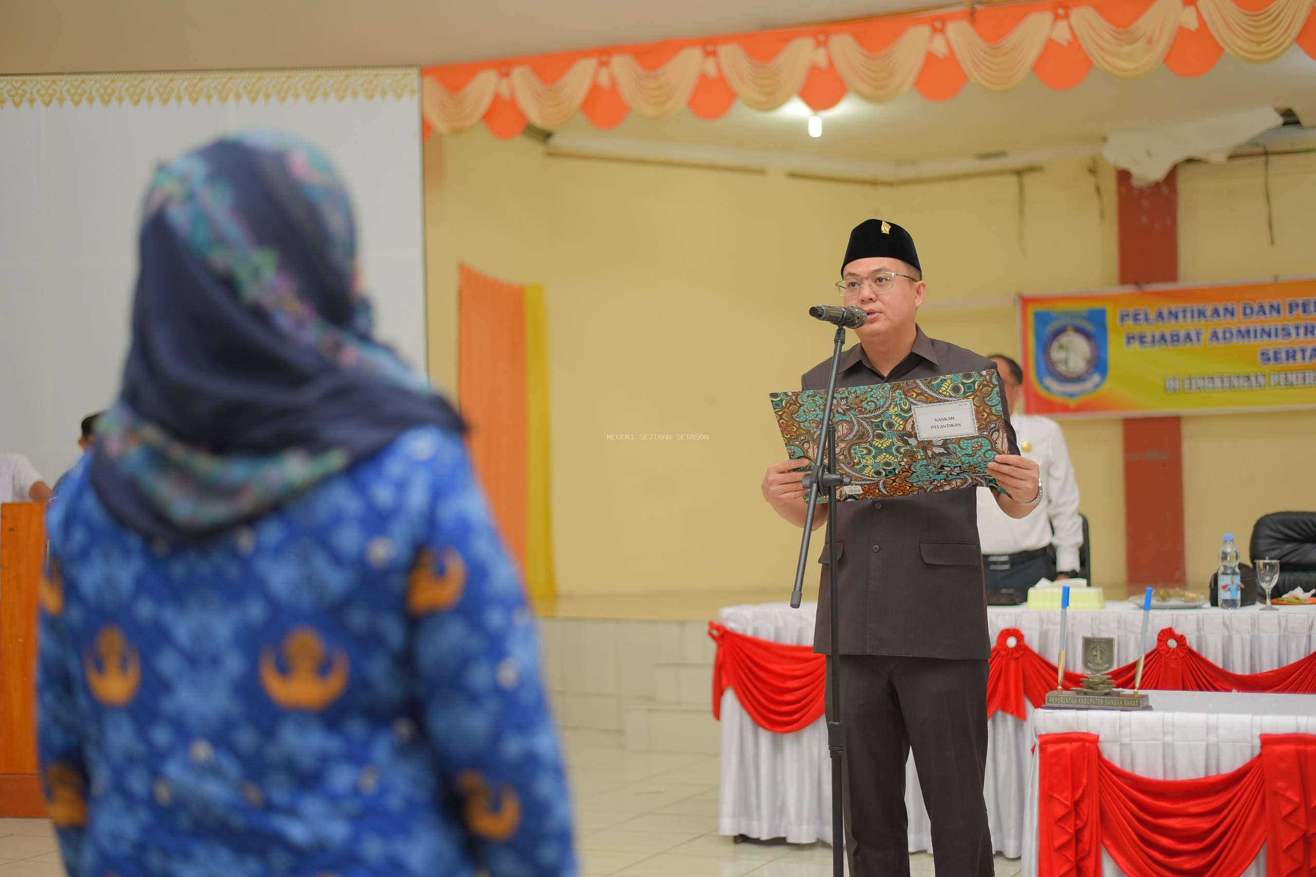 Bupati Bangka Barat, Markus saat melantik 34 pejabat di Lingkungan Pemkab Bangka Barat.
