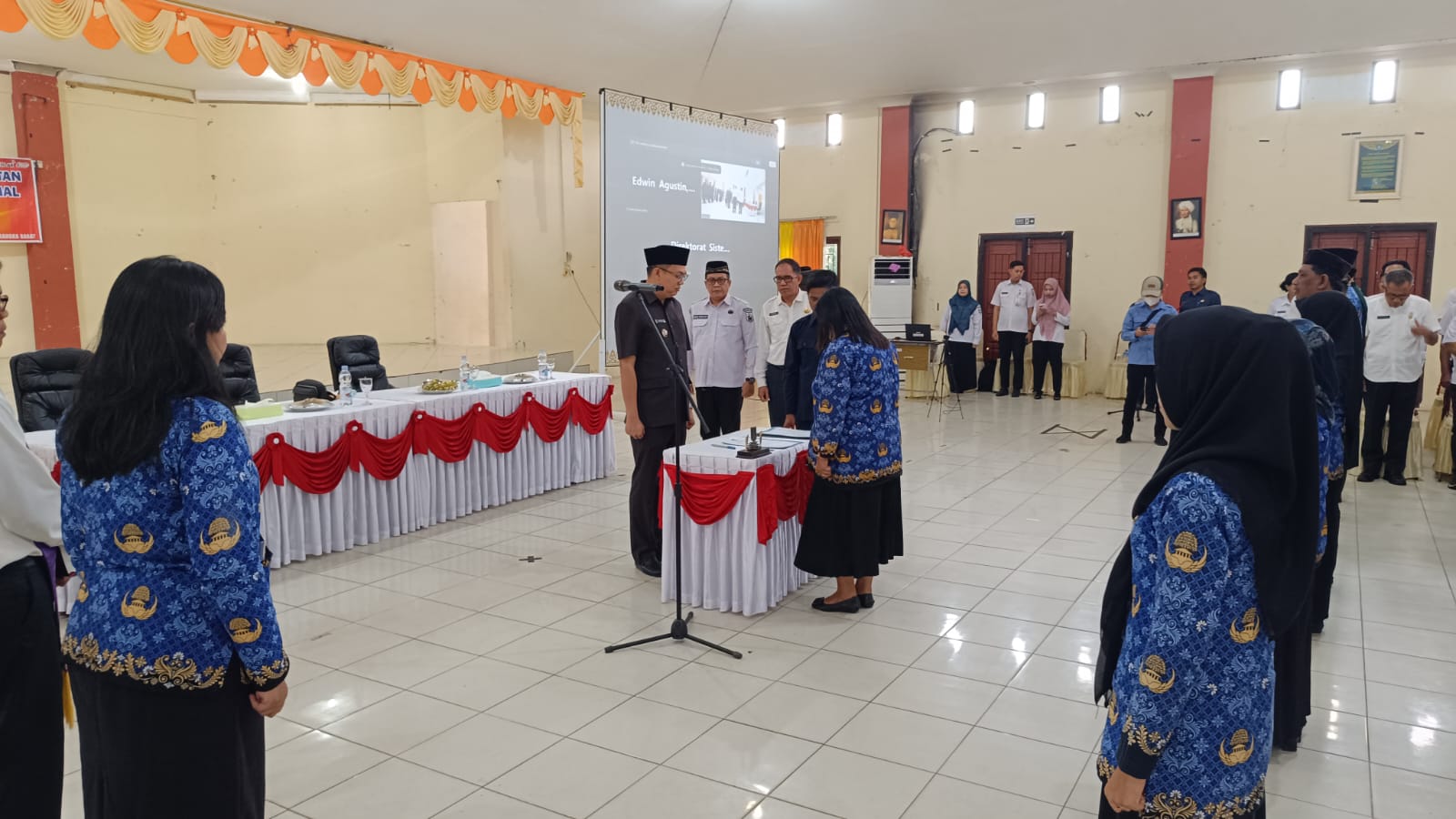 Bupati Bangka Barat, Markus saat melantik 34 pejabat di Lingkungan Pemkab Bangka Barat.