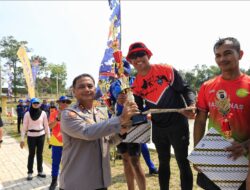 Kapolda Babel Serahkan Piala Lomba Dayung Hari Bhayangkara ke-80