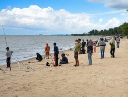 PT Timah Dukung Lomba Memancing di Pantai Batu Besar Karimun, Momentum Promosikan Wisata Lokal