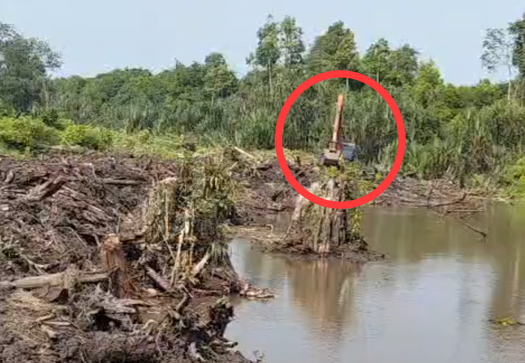 Caption : Satu unit ekskavator sedang beraktivitas di Daerah Aliran Sungai (DAS) Sungai Buton. Beberapa waktu lalu.