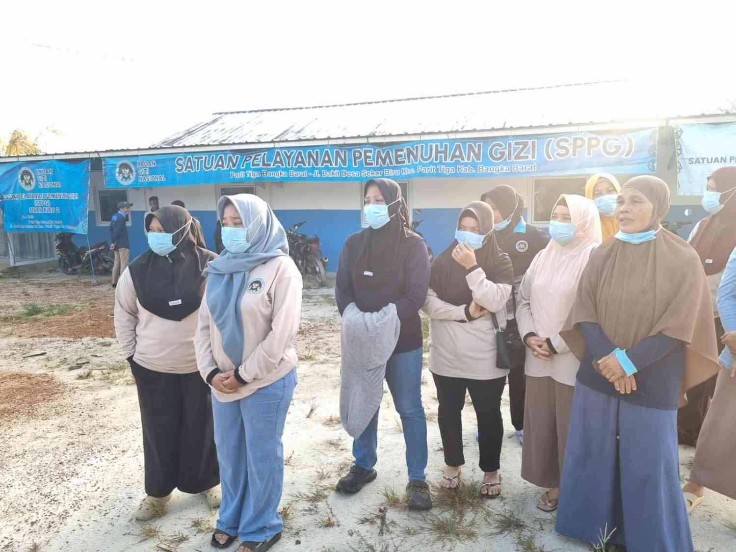 Caption : Pegawai Satuan Pelayanan Pemenuhan Gizi (SPPG) Sekar Biru 2, Kecamatan Parittiga, Kabupaten Bangka Barat. (Dok/ist)