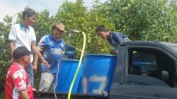 Caption : Hasbullah, warga Air Gantang, Kecamatan Parittiga, salurkan air bersih gratis untuk warga yang tedampak kekeringan di musim kemarau. (Babelhits.com)