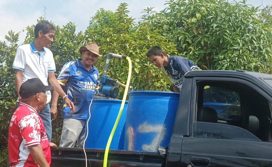 Caption : Hasbullah, warga Air Gantang, Kecamatan Parittiga, salurkan air bersih gratis untuk warga yang tedampak kekeringan di musim kemarau. (Babelhits.com)