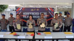 Caption : Polres Bangka Barat gelar Konferensi pers pengungkapan penyelundupan 15 balok timah ilegal yang disembunyikan di dasar bak truk dan ditutupi sekitar 10 ton tepung tapioka, di kawasan Pelabuhan Tanjung Kalian, Mentok, Bangka Barat. Senin (31/8/2026). (Ist/Polres Bangka Barat)