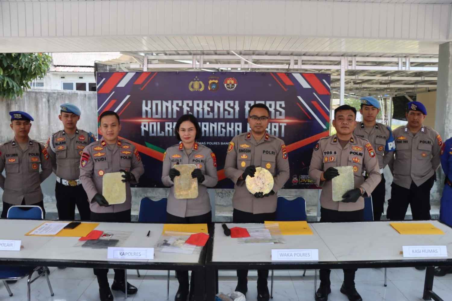 Caption : Polres Bangka Barat gelar Konferensi pers pengungkapan penyelundupan 15 balok timah ilegal yang disembunyikan di dasar bak truk dan ditutupi sekitar 10 ton tepung tapioka, di kawasan Pelabuhan Tanjung Kalian, Mentok, Bangka Barat. Senin (31/8/2026). (Ist/Polres Bangka Barat)