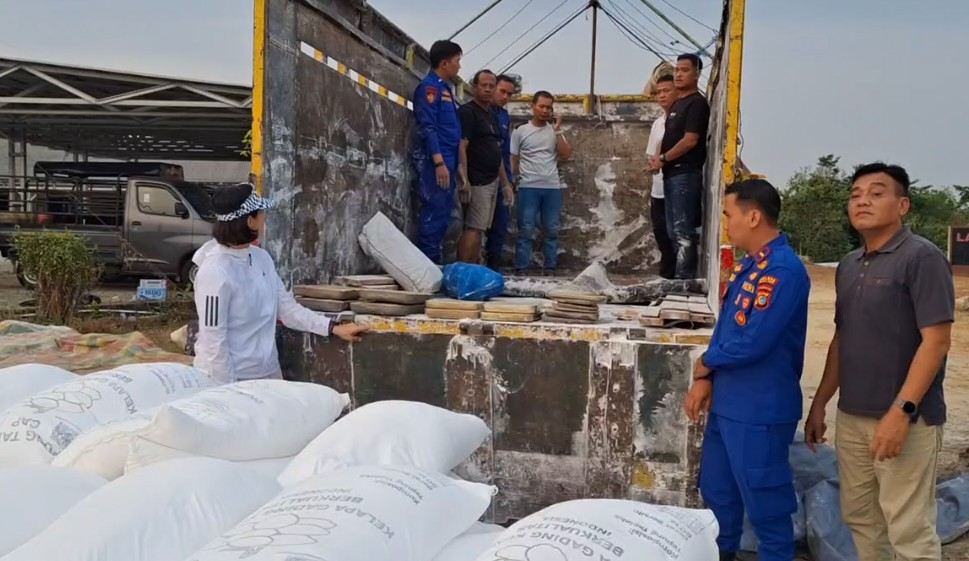 Caption : Pengungkapan penyelundupan 15 balok timah ilegal yang disembunyikan di dasar bak truk dan ditutupi sekitar 10 ton tepung tapioka, di kawasan Pelabuhan Tanjung Kalian, Mentok, Bangka Barat. Senin (31/8/2026). (Ist/Polres Bangka Barat)
