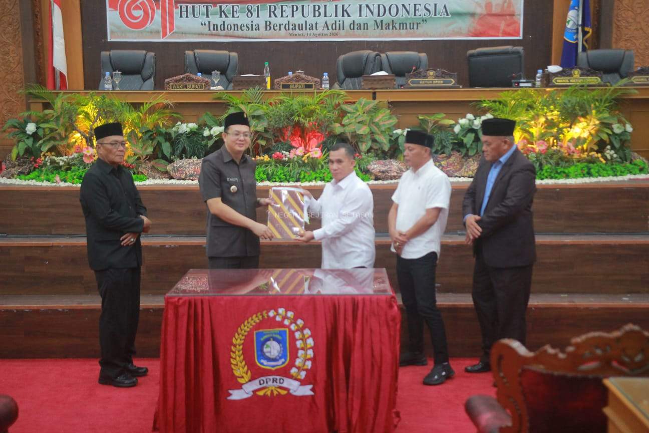 Caption : Penandatanganan dan penyerahan Kebijakan Umum Anggaran dan Prioritas Plafon Anggaran Sementara (KUA-PPAS) APBD Tahun Anggaran 2027, dalam Rapat Paripurna DPRD Bangka Barat di Gedung Mahligai Betason, Jumat (14/8/2026).