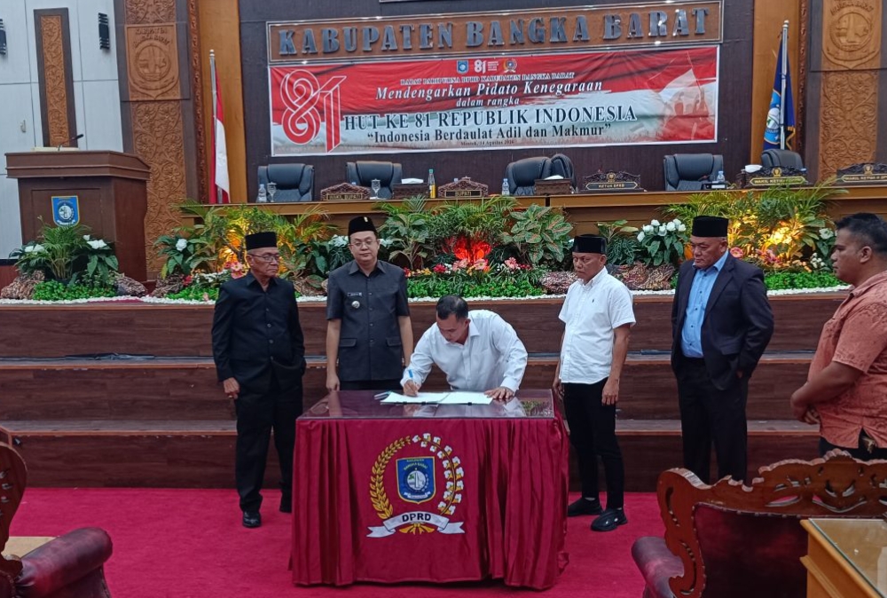 Caption : Penandatanganan dan penyerahan Kebijakan Umum Anggaran dan Prioritas Plafon Anggaran Sementara (KUA-PPAS) APBD Tahun Anggaran 2027, dalam Rapat Paripurna DPRD Bangka Barat di Gedung Mahligai Betason, Jumat (14/8/2026).