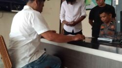 Caption : Penasihat Hukum (PH) Andri dari Kantor Hukum Apriadi Arsyad dan Rekan, Apriadi, S.H, saat melayangkan laporan ke Mapolsek Jebus.