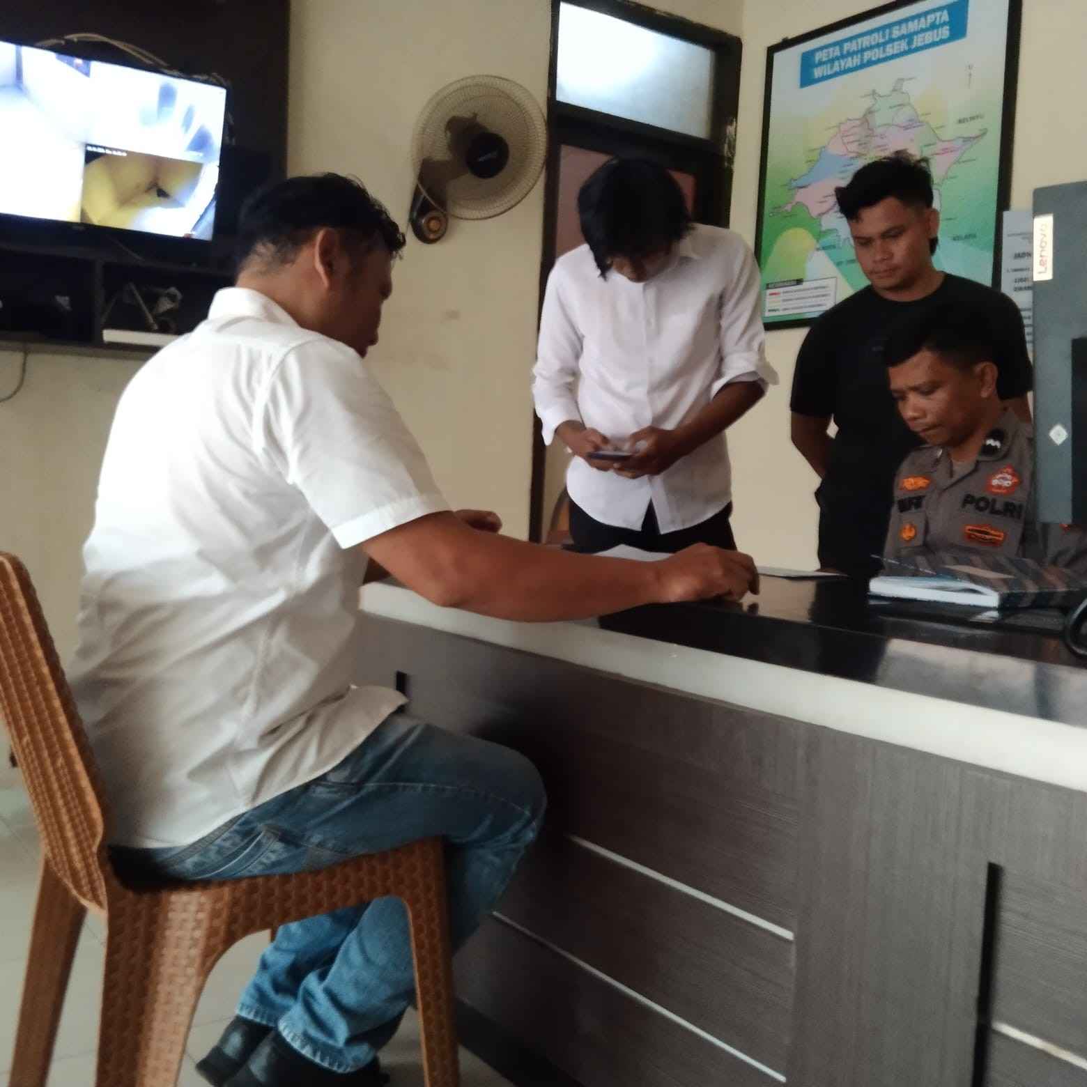 Caption : Penasihat Hukum (PH) Andri dari Kantor Hukum Apriadi Arsyad dan Rekan, Apriadi, S.H, saat melayangkan laporan ke Mapolsek Jebus.