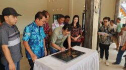 Bupati Bangka Barat, Markus menandatangani persemian Rumah Duka Tenang di Desa Air Kuang, Kecamatan Jebus, Kabupaten Bangka Barat, Minggu (20/9/2026) pagi.