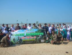 Jaga Pesisir Teluk Rubiah, TNI dan Warga Bangka Barat Tanam Pohon
