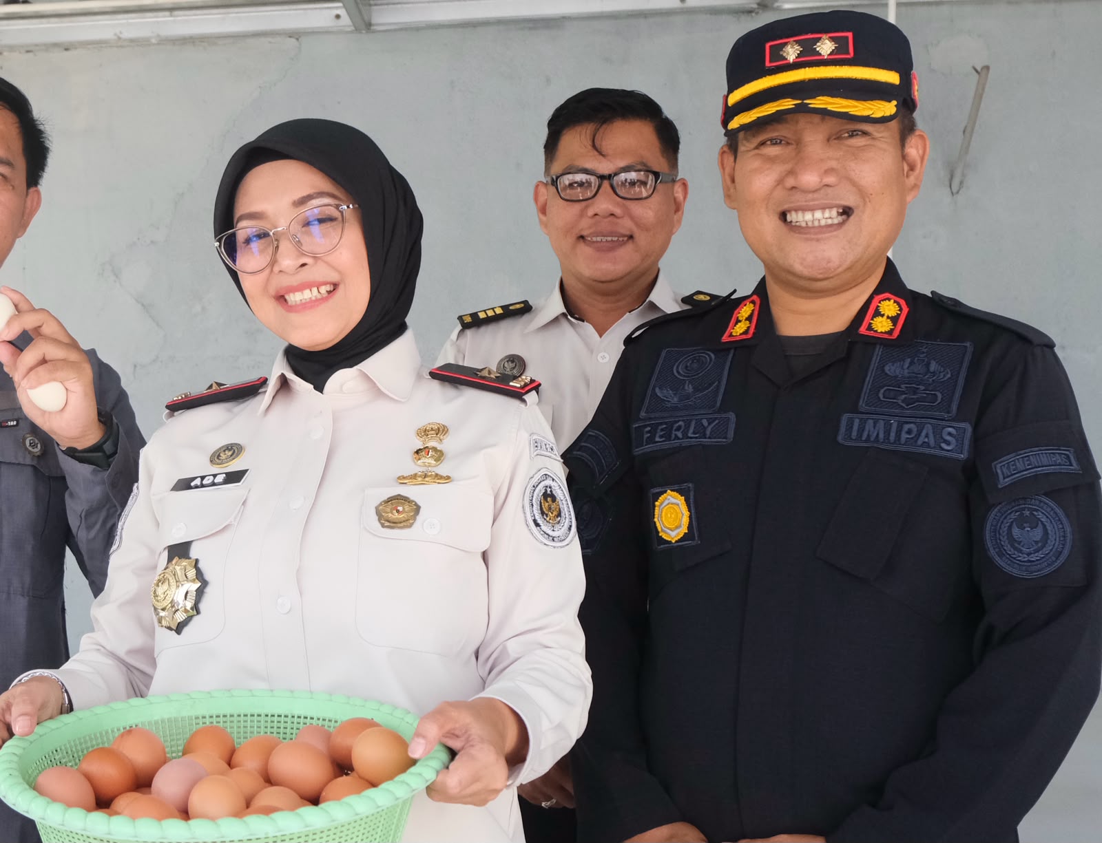 Kakanwil Imipas Kepulauan Bangka Belitung Ade Agustina didampingi Kepala Rutan Kelas IIB Muntok Andre Ferly panen telur dari 700 ekor ayam di Rutan Muntok, Selasa (15/9/2026). (Ist)