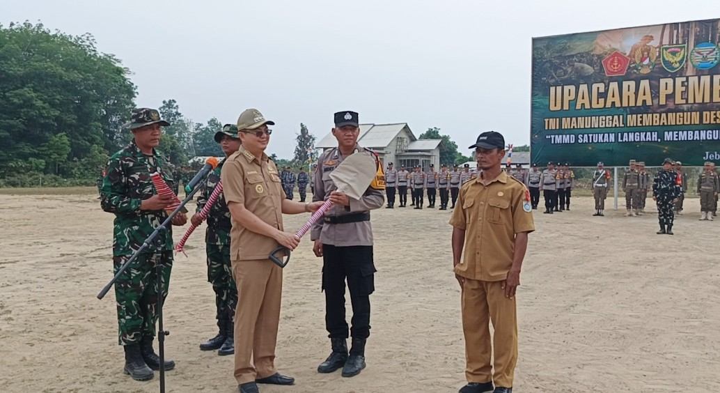 Caption : Bupati Bangka Barat, Markus menyerahkan peralatan tukang untuk kegiatan TMMD di Desa Sinar Manik, Selasa (13/10/2026). (Babelhits.com)