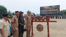 Caption : Bupati Bangka Barat, Markus membuka kegiatan TMMD ditandai dengan upacara dan pemukulan gong di Lapangan Sepak Bola Desa Sinar Manik, Selasa (13/10/2026). (Babelhits.com)