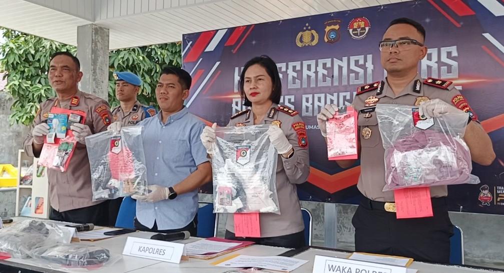Jajaran Polres Bangka Barat gelar Konferensi pers pengungkapan sejumlah kadus narkoba dan penyelundupan timah di wilayah hukumnya. (Babelhits.com).