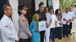 Bupati Bangka Barat, Markus bersama Forkopimda menyerah rumah layak huni kepada Jannah, warga Desa Pangkalberas, Kecamatan Kelapa, Kabupaten Bangka Barat. (Ist)