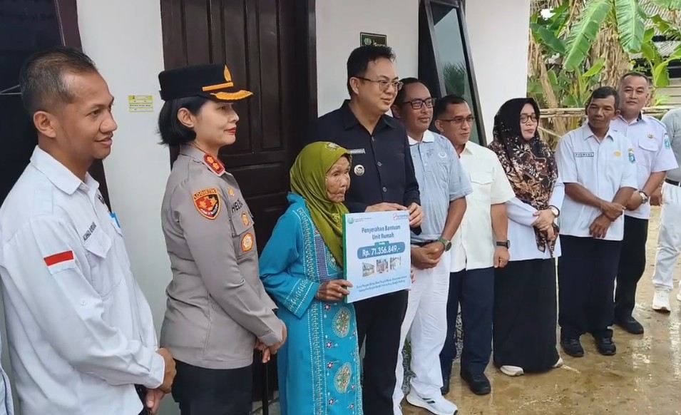 Bupati Bangka Barat, Markus bersama Forkopimda menyerah rumah layak huni kepada Jannah, warga Desa Pangkalberas, Kecamatan Kelapa, Kabupaten Bangka Barat. (Ist)