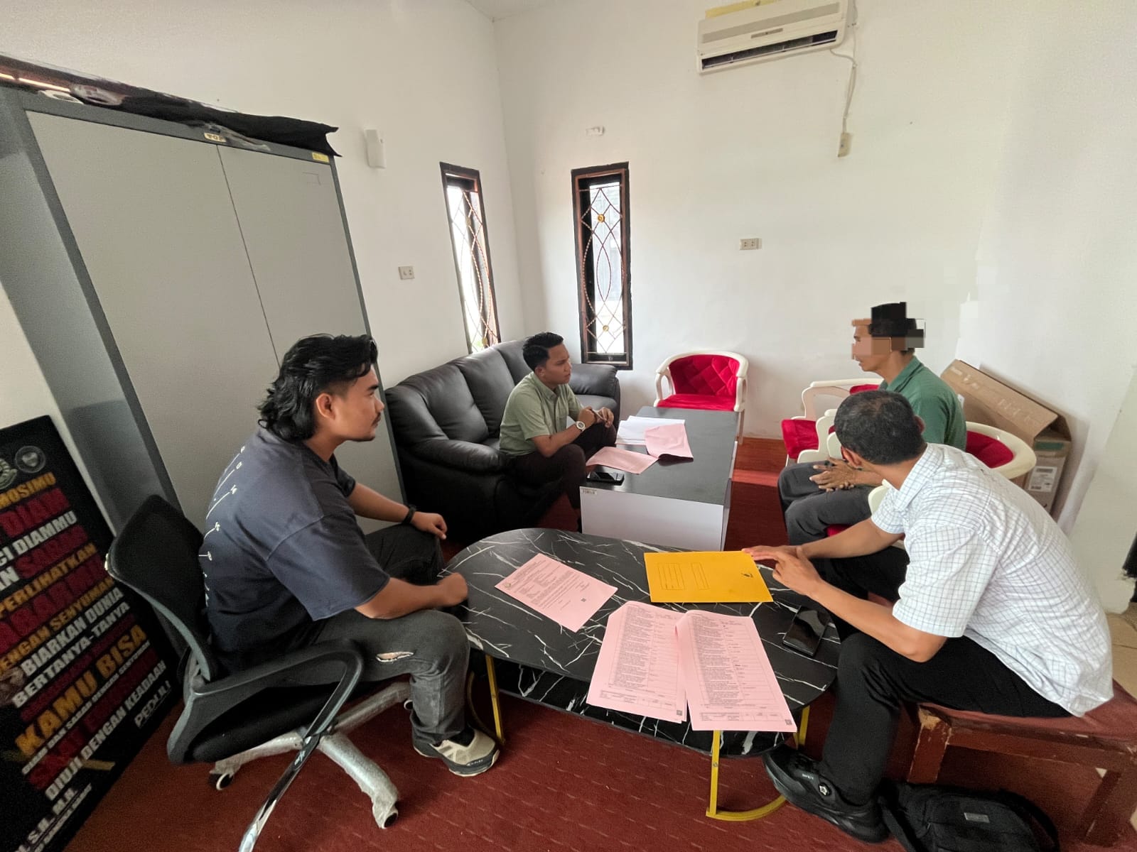 Polres Bangka Barat limpahkan tersangka terkait dugaan tindak pidana terkait timah yang disimpan dalam buah cempedak ke Jaksa Penuntut Umum (JPU) Kejaksaan Negeri Bangka Barat. (Ist)