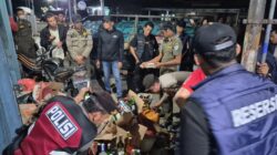 Caption : Polres Bangka Barat bersama Satpol PP menertibkan razia miras di kawasan Kampung Kebun Nanas, Kelurahan Sungai Daeng, Kecamatan Mentok, pada Jumat (30/10/2026) sekitar pukul 21.00 WIB. (Ist)