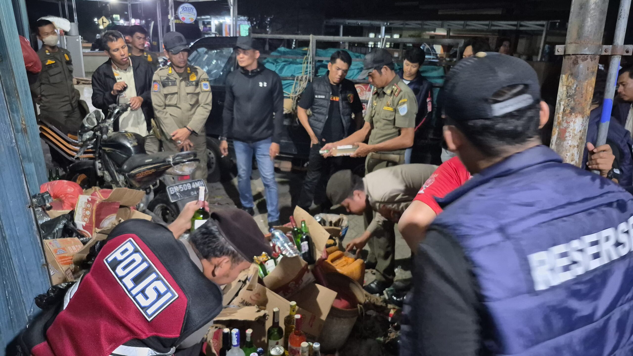 Caption : Polres Bangka Barat bersama Satpol PP menertibkan razia miras di kawasan Kampung Kebun Nanas, Kelurahan Sungai Daeng, Kecamatan Mentok, pada Jumat (30/10/2026) sekitar pukul 21.00 WIB. (Ist)
